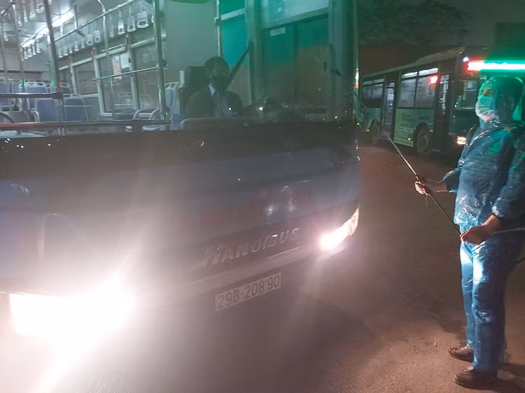 Xe buýt Hà Nội phun khử khuẩn để phòng chống dịch Covid-19 ảnh 4