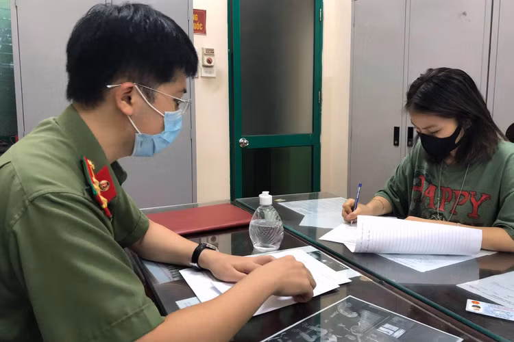 Sự thật bất ngờ về tấm thẻ đỏ quyền lực của hot girl Hà Nội - 2