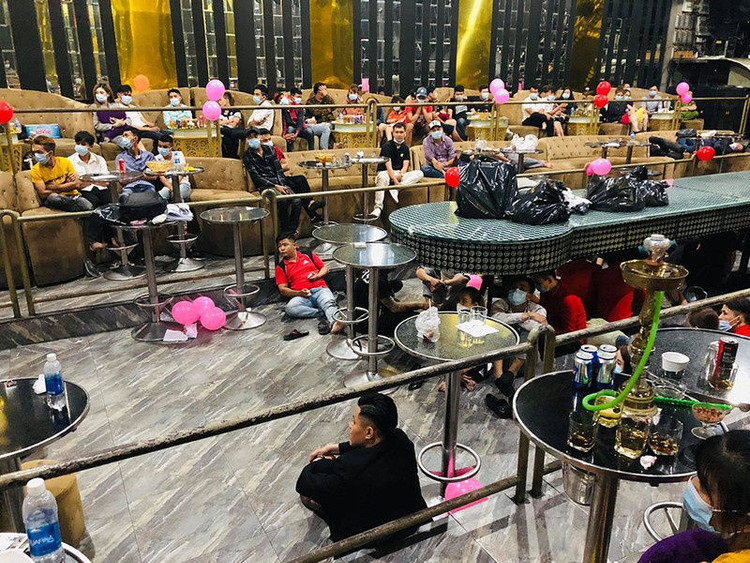 Canh sat kiem tra quan bar Enjoy anh 1