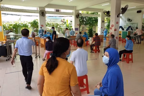 Một khu vực bầu cử có 2 ca nhiễm Covid-19, TP.HCM lấy mẫu hơn 2.000 người