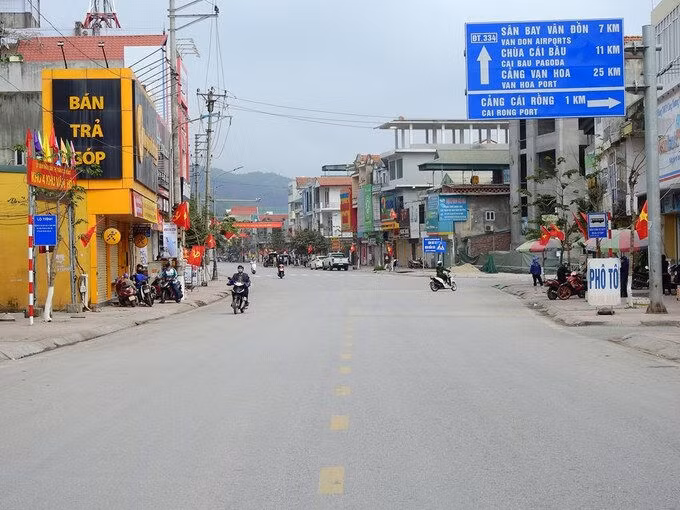 Trung tâm huyện Vân Đồn. Ảnh: Minh Cương