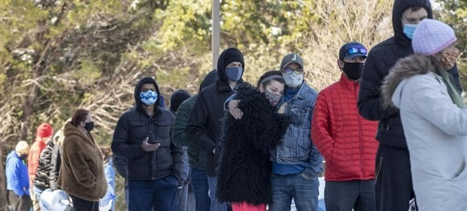 Người dân xếp hàng chờ được phân phát nước ở Austin, Texas hôm 19/2. Ảnh: AAP.