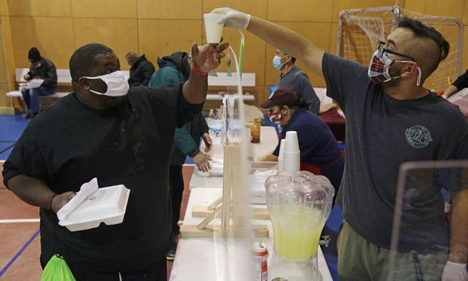 Tình nguyện viên phát bữa ăn tại một cơ sở cứu tế quân đội sau khi thời tiết mùa đông khắc nghiệt gây mất điện ở Plano, Texas hôm 18/2. Ảnh: Reuters.