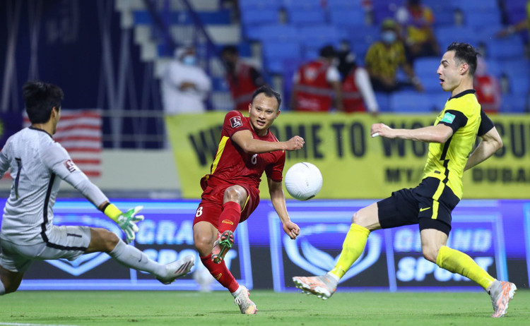 Tan truong cao diem nhat tran Viet Nam 2-1 Indonesia anh 8