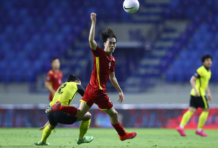 Tan truong cao diem nhat tran Viet Nam 2-1 Indonesia anh 12