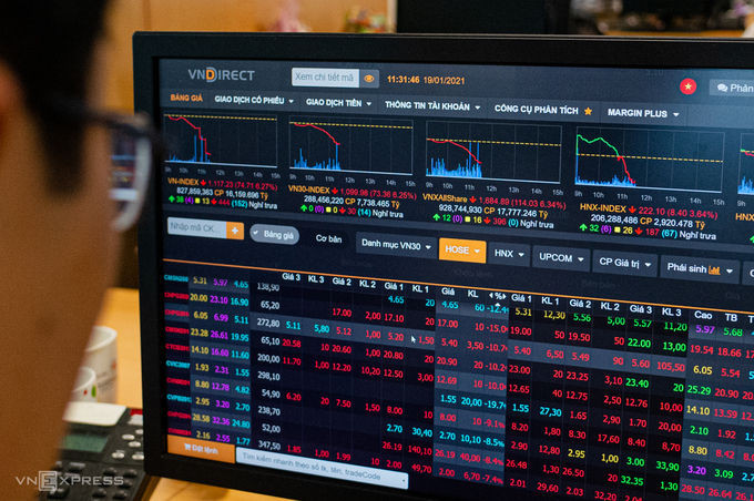 Hàng loạt cổ phiếu chìm trong sắc đỏ sáng 19/1. Ảnh: Thành Nguyễn.