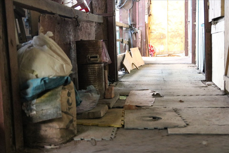 Những tấm ván ngoài hành lang mòn đi theo thời gian. Nhiều người phải lấy phông bạt, thậm chí bìa carton để gia cố.