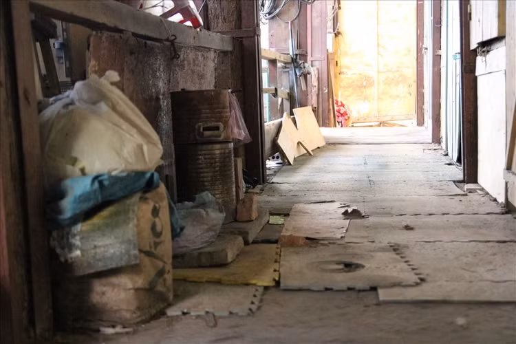 Những tấm ván ngoài hành lang mòn đi theo thời gian. Nhiều người phải lấy phông bạt, thậm chí bìa carton để gia cố.