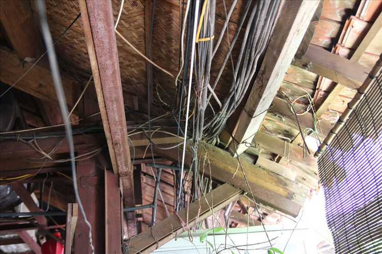 Dây điện chằng chịt tiềm ẩn nhiều nguy cơ cháy nổ, đặc biệt trong mùa nắng nóng.
