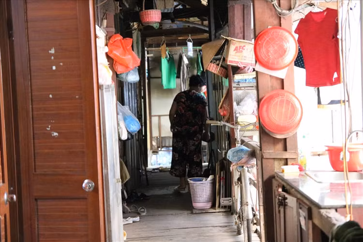 Hiện nay, tầng 2 của khu tập thể còn khoảng 5,6 hộ dân sinh sống.