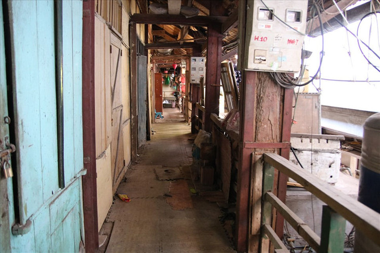 Khu tập thể 2 tầng bằng gỗ hiện đang có những dấu hiệu xuống cấp nghiêm trọng. Ảnh: Kim Anh