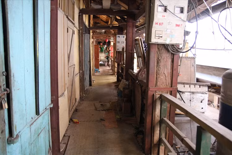 Khu tập thể 2 tầng bằng gỗ hiện đang có những dấu hiệu xuống cấp nghiêm trọng. Ảnh: Kim Anh