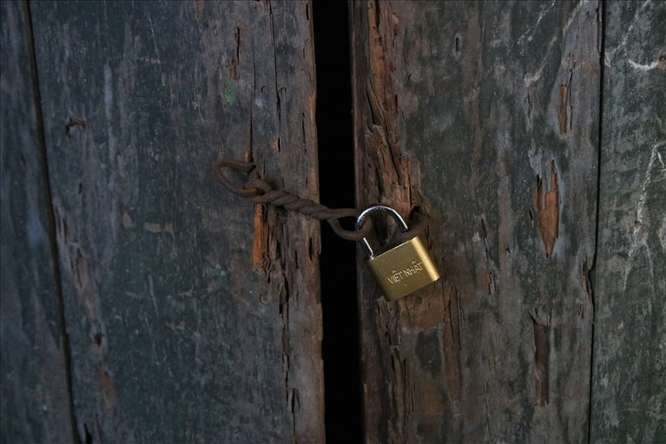 Nhiều người dân lo lắng trước nguy cơ xuống cấp của ngôi nhà nên đã di chuyển đi nơi khác.