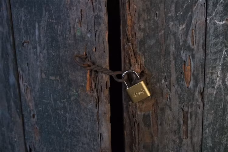 Nhiều người dân lo lắng trước nguy cơ xuống cấp của ngôi nhà nên đã di chuyển đi nơi khác.