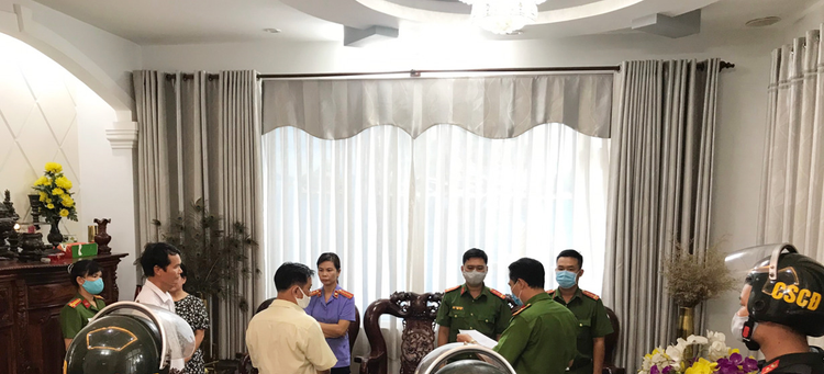 Bắt khẩn cấp chủ Công ty TNHH Việt Khánh Anh liên quan vụ 2,7 triệu lít xăng giả - 2