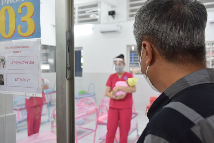 Thứ trưởng Bộ Y tế Nguyễn Trường Sơn đến thăm Trung tâm H.O.P.E, nơi đang chăm sóc gần 50 bé sơ sinh có mẹ bị mắc Covid-19 và đang điều trị tại Bệnh viện Hùng Vương.