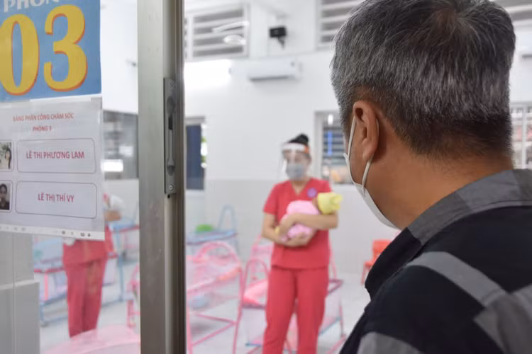 Thứ trưởng Bộ Y tế Nguyễn Trường Sơn đến thăm Trung tâm H.O.P.E, nơi đang chăm sóc gần 50 bé sơ sinh có mẹ bị mắc Covid-19 và đang điều trị tại Bệnh viện Hùng Vương.