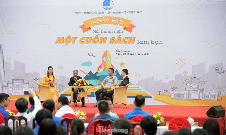  ‘Bác sĩ hoa súng’ nhà thơ Hoàng Nhuận Cầm đột ngột qua đời ảnh 1