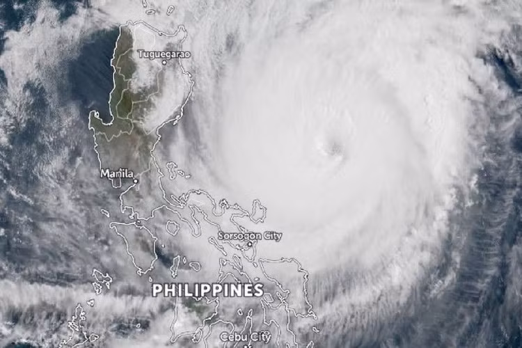 Siêu bão Surigae: Hơn 100.000 người Philippines phải sơ tán - ảnh 2