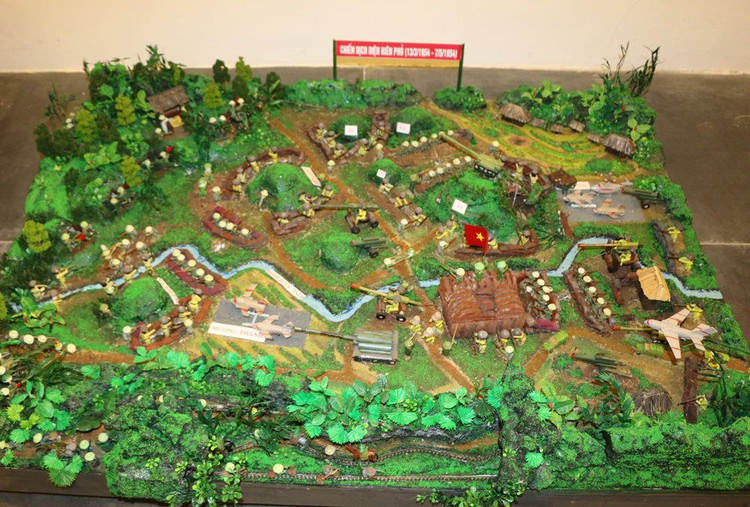 Sản phẩm mô hình "Chiến dịch Điện Biên Phủ" của học sinh Trường PTDT Bán trú Tiểu học Nậm Mòn, Bắc Hà.