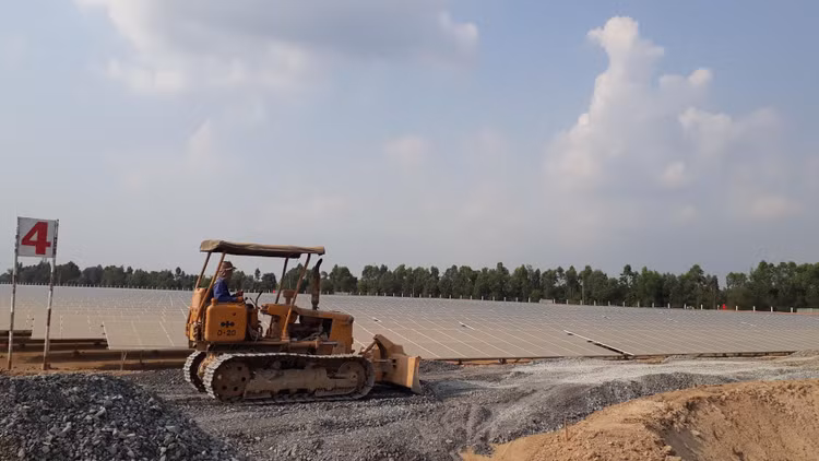 Bài toán khó đang chờ tân Bộ trưởng Công Thương là việc xử lý tình trạng bùng nổ dự án điện mặt trời (trong ảnh, một dự án điện mặt trời do nhà đầu tư tư nhân triển khai tại Bình Thuận) Nhiều thách thức chờ các tân bộ trưởng ảnh 1