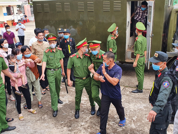 Xử 'đại gia xăng giả' Trịnh Sướng: Xe biển số Cần Thơ, Sóc Trăng, TPHCM đậu kín đường ảnh 4