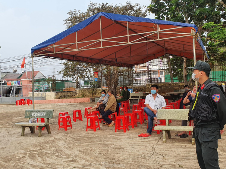 Xử 'đại gia xăng giả' Trịnh Sướng: Xe biển số Cần Thơ, Sóc Trăng, TPHCM đậu kín đường ảnh 2