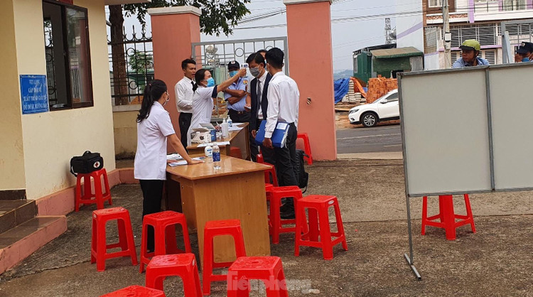 Xử 'đại gia xăng giả' Trịnh Sướng: Xe biển số Cần Thơ, Sóc Trăng, TPHCM đậu kín đường ảnh 1