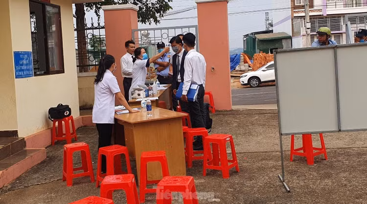 Xử 'đại gia xăng giả' Trịnh Sướng: Xe biển số Cần Thơ, Sóc Trăng, TPHCM đậu kín đường ảnh 1