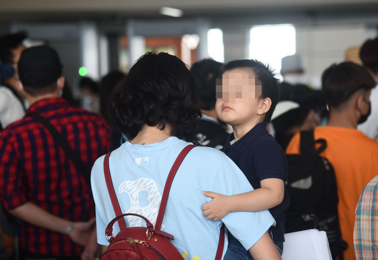 san bay Noi Bai dong duc hanh khach anh 9