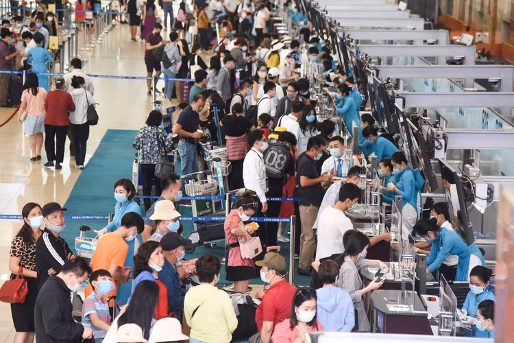 san bay Noi Bai dong duc hanh khach anh 12