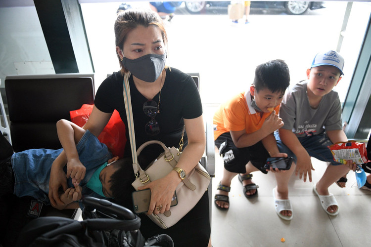 san bay Noi Bai dong duc hanh khach anh 7