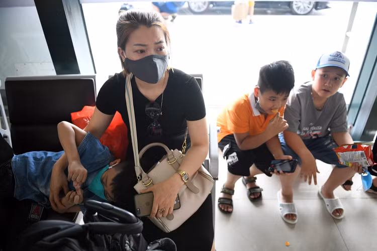 san bay Noi Bai dong duc hanh khach anh 7