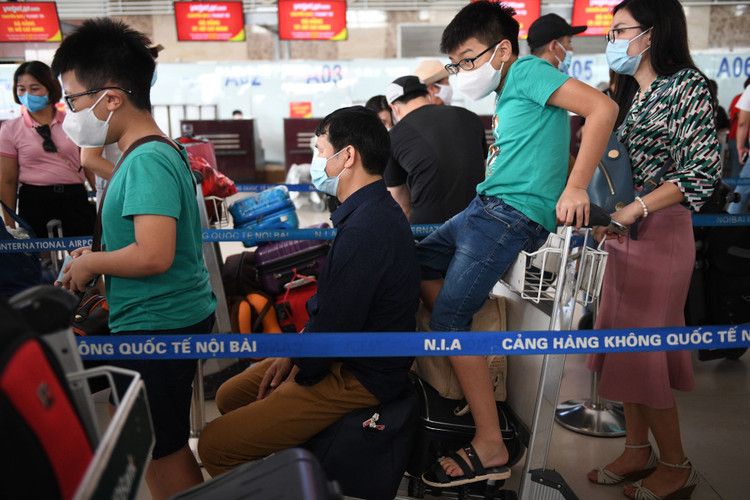 san bay Noi Bai dong duc hanh khach anh 2