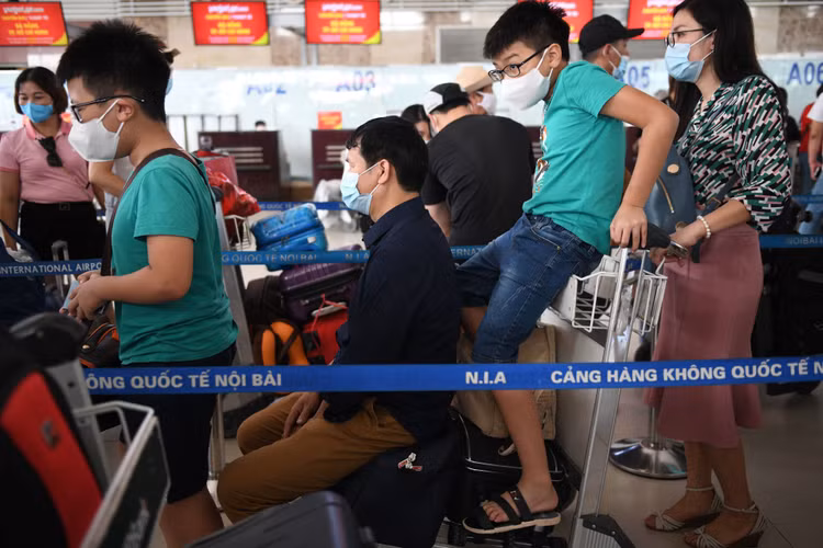 san bay Noi Bai dong duc hanh khach anh 2