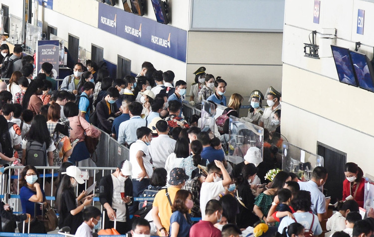 san bay Noi Bai dong duc hanh khach anh 10