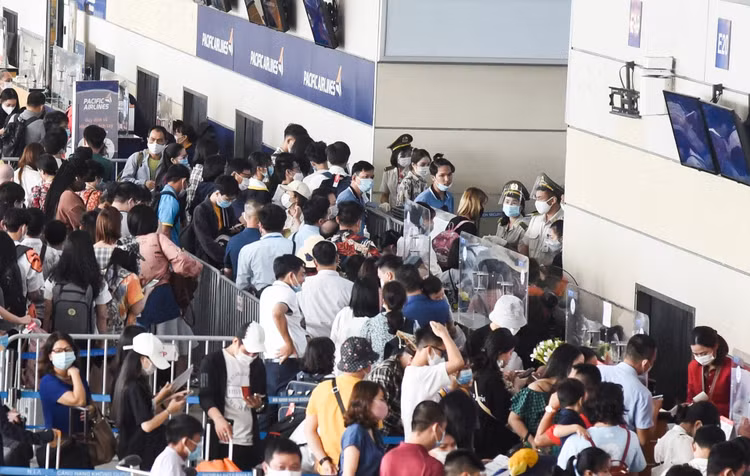 san bay Noi Bai dong duc hanh khach anh 10