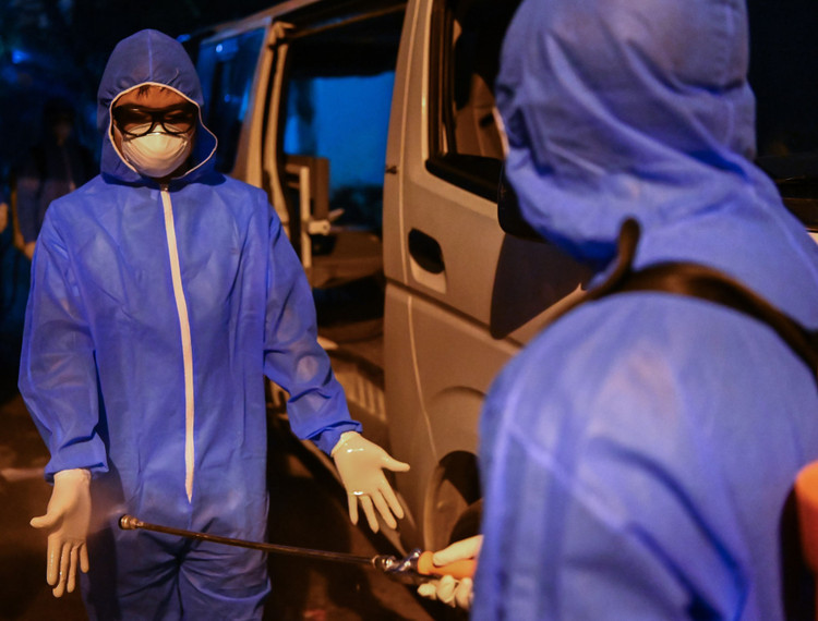 Ha Noi ra chi dao dong cua quan bar, karaoke anh 1