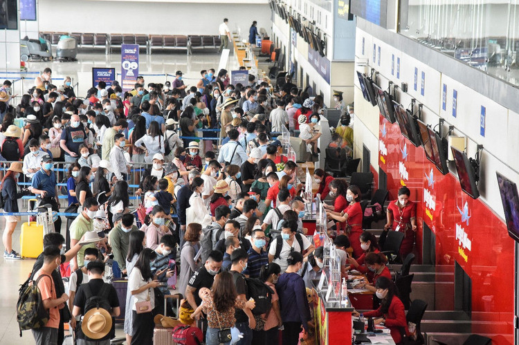 san bay Noi Bai dong duc hanh khach anh 6