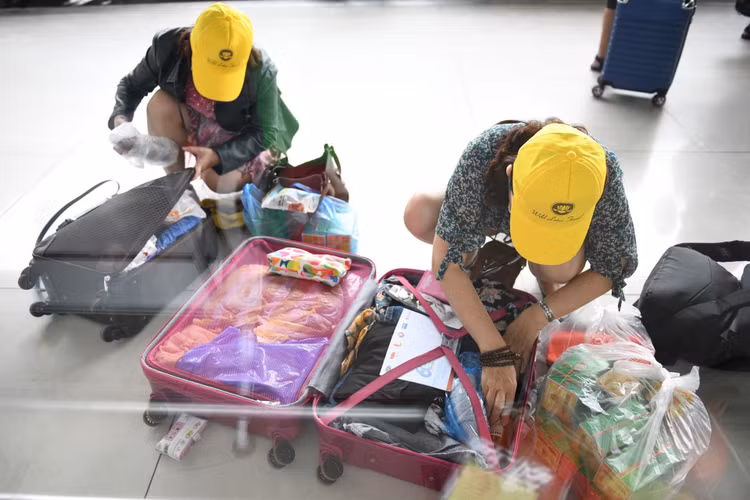 san bay Noi Bai dong duc hanh khach anh 8