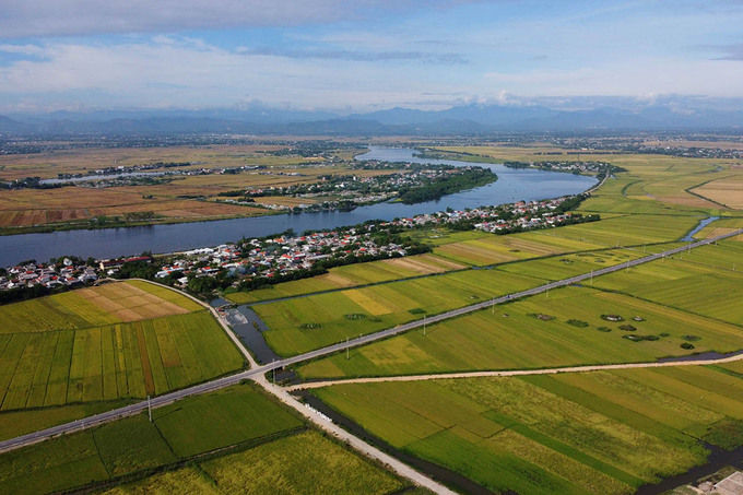 Thành phố Huế mở rộng ôm trọn dòng sông Hương từ thượng nguồn về hạ nguồn. Ảnh: Võ Thạnh