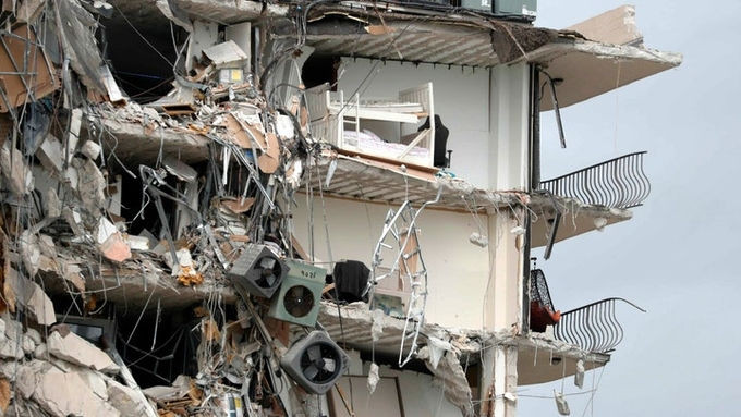 Phần sót lại của những căn hộ nằm sát tòa chung cư bị sập. Ảnh: AP.