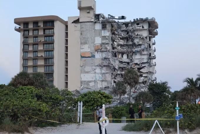 Hiện trường sập tòa nhà phía nam của chung cư Champlain Towers. Ảnh: WLRN.