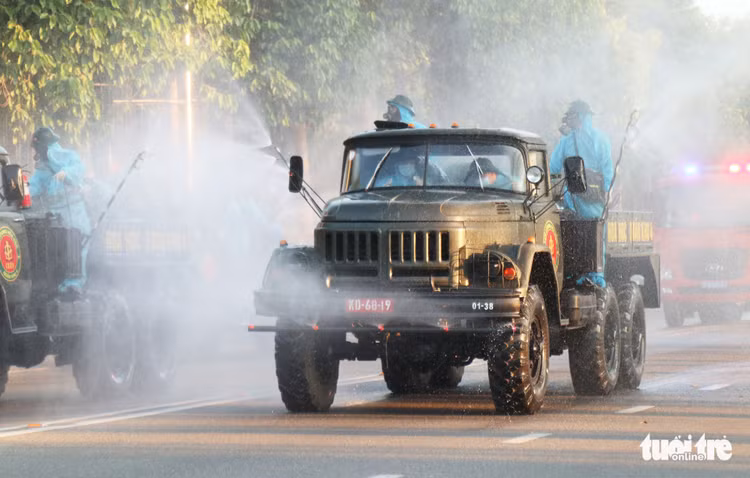Bộ đội hóa học Quân khu 4 khử khuẩn toàn bộ TP Vinh - Ảnh 3.