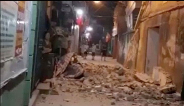 Tường nhà đổ sập đè trúng người đi đường ở Hà Nội - 1