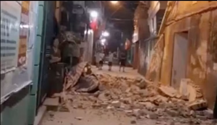 Tường nhà đổ sập đè trúng người đi đường ở Hà Nội - 1