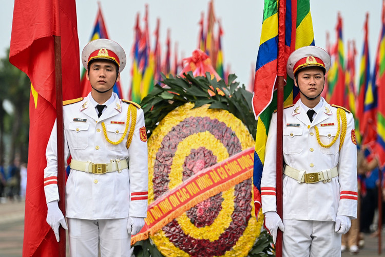 Chu tich nuoc dang huong tuong nho vua Hung anh 4