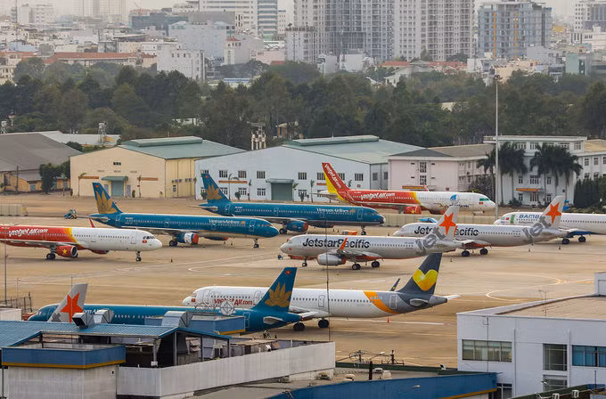 Hàng không Việt lỗ lớn, nguy cơ phá sản ảnh 1 Sân bay Tân Sơn Nhất vắng vẻ ngày giãn cách xã hội. Ảnh:Quỳnh Trần.