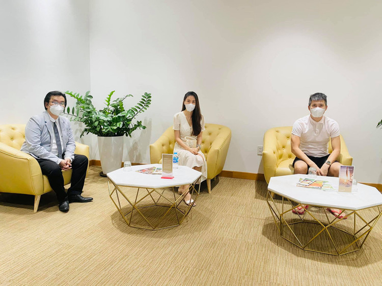 Thủy Tiên - Công Vinh nhận sao kê tiền từ thiện từ ngân hàng - ảnh 1