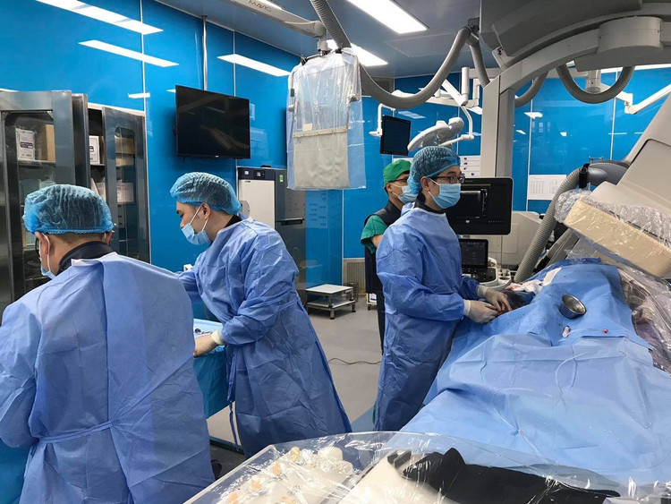 Ca nút mạch cầm máu chữa chửa vết mổ cho bệnh nhân.